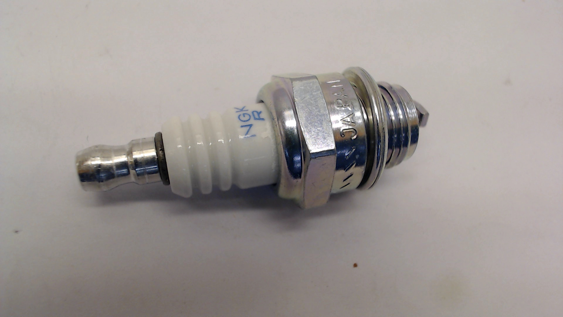 Makita 168648-5 SPARK PLUG DBC260L/U/RBC351/4