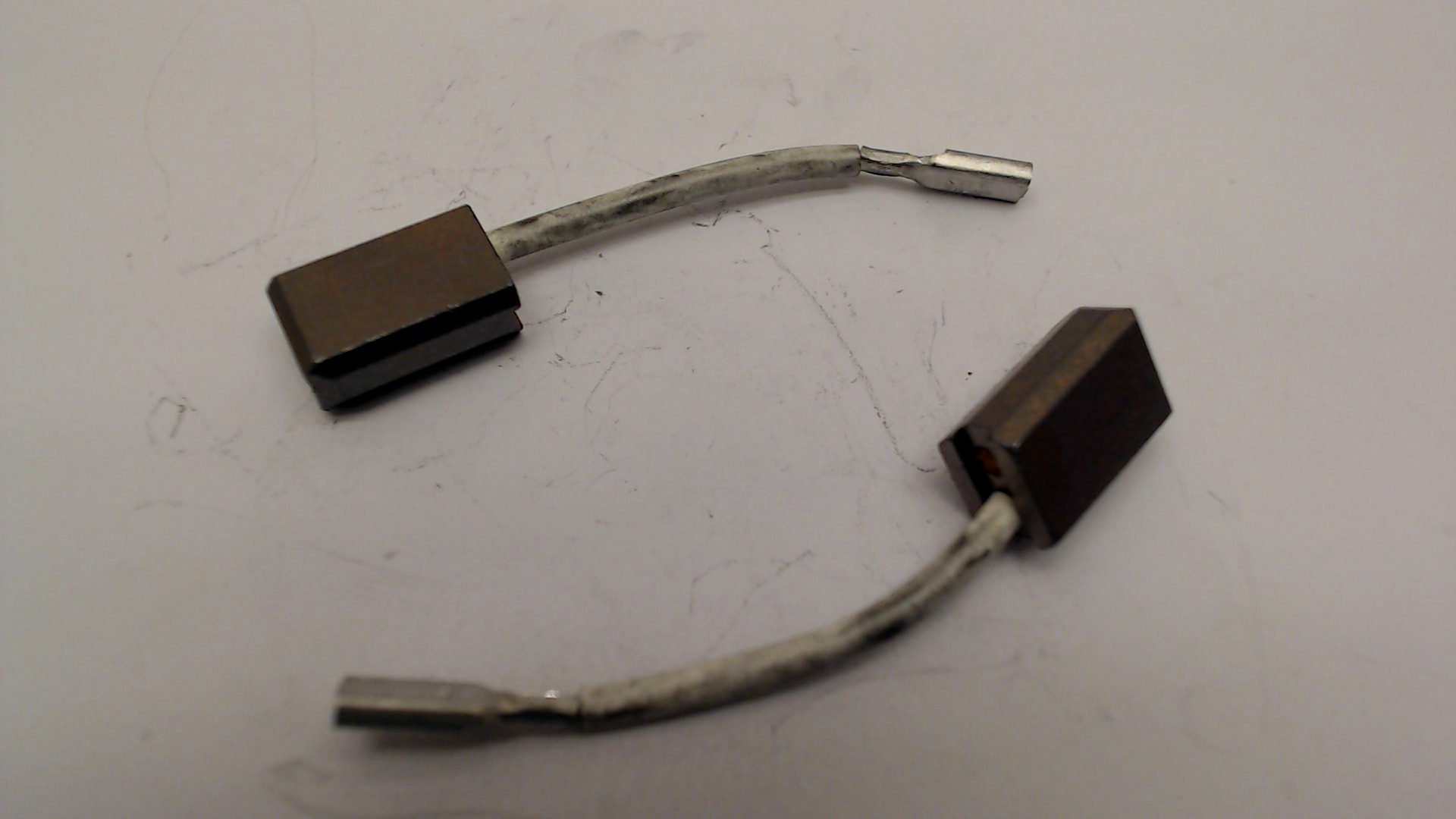 Hitachi 999-090 Carbon Brush (auto Stop Type) (1 Pair)
